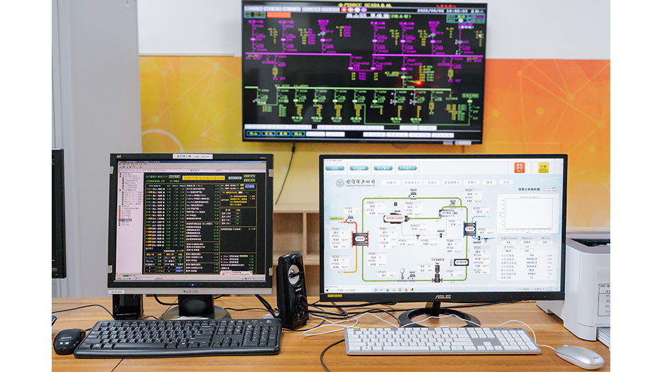 SCADA(上方螢幕)與SPS(左下螢幕)也是金門智慧電網維持供電穩定的重要系統。
